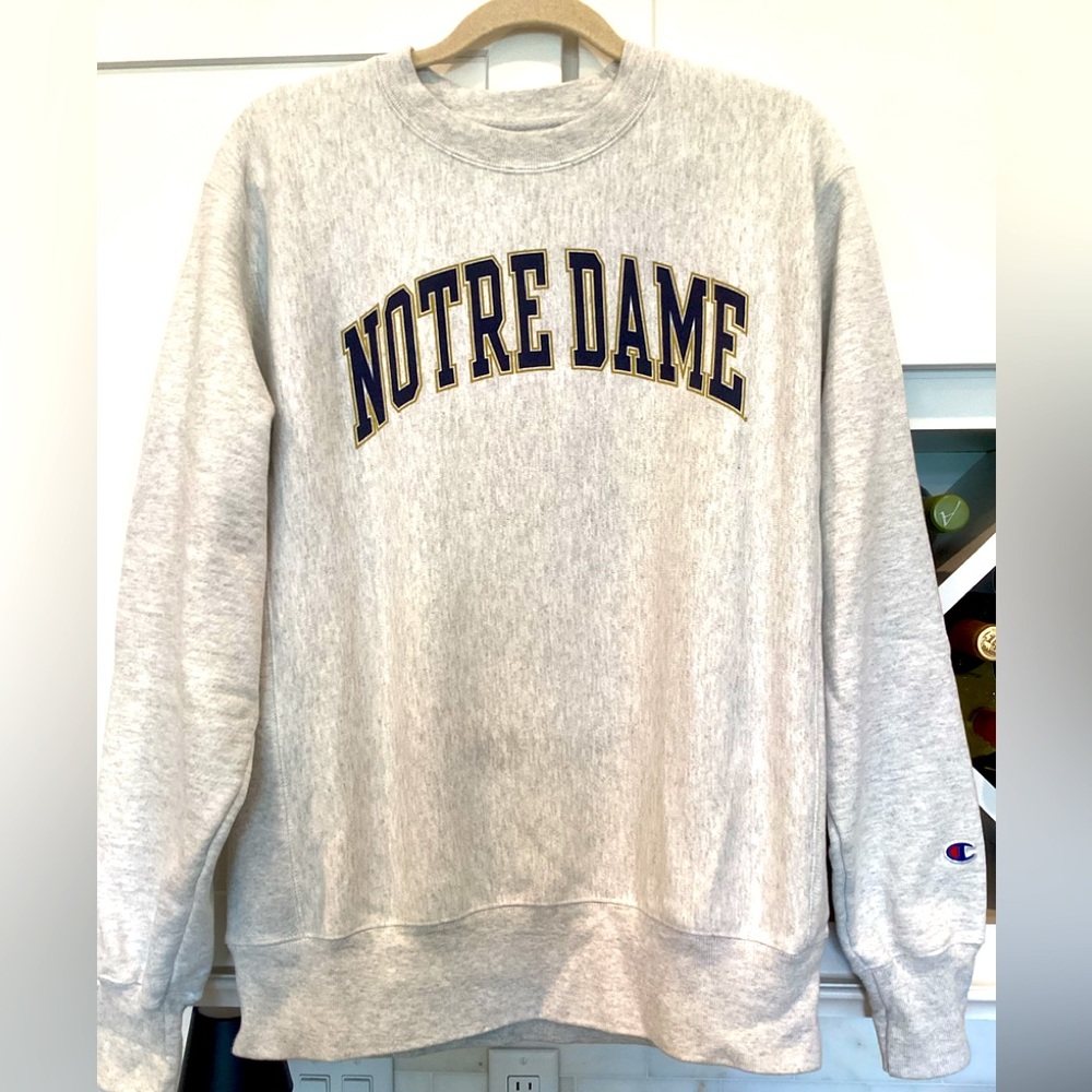 Men’s Notre Dame Champion Relaxed Fit Arch Reverse Weave Sweatshirt. (M)